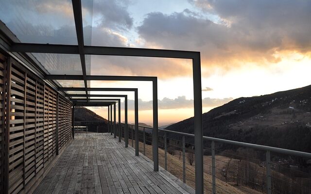 pergola na balkonie w bloku