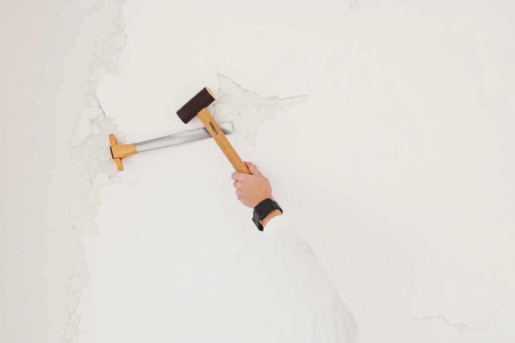 Prawidłowa technika ręcznego skuwania tynku