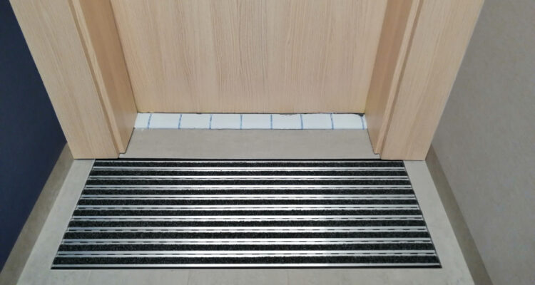 Wycieraczka pod drzwi domu – dlaczego aluminium to przyszłość?