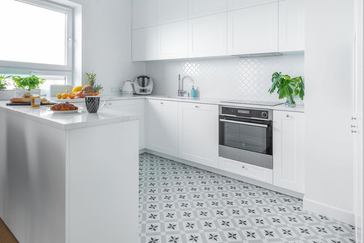 plytki-kuchenne-na-podloge-aztec-vector-grey-raw-decor-arabeska-duza-biala-na-scianie