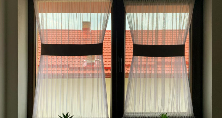 Jak upiąć firany gotowe, żeby wyglądały jak od projektanta? 4 wskazówki